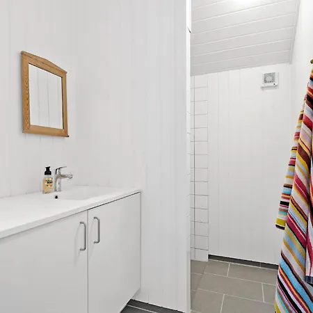 5 Bedroom Awesome In *